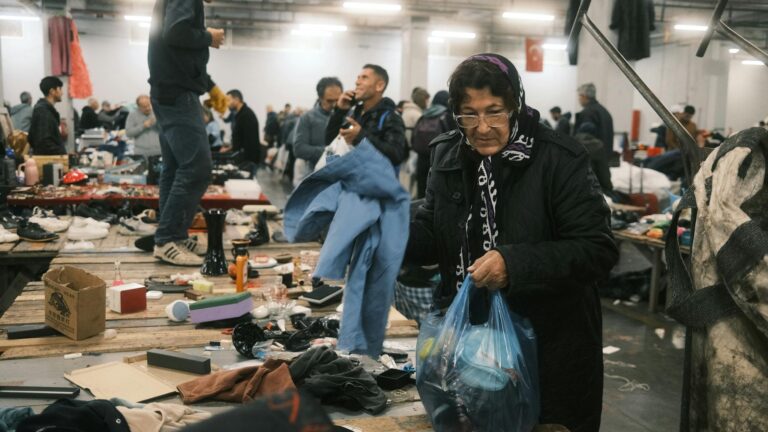 Woman shopping at a vibrant flea market in İstanbul, Türkiye.