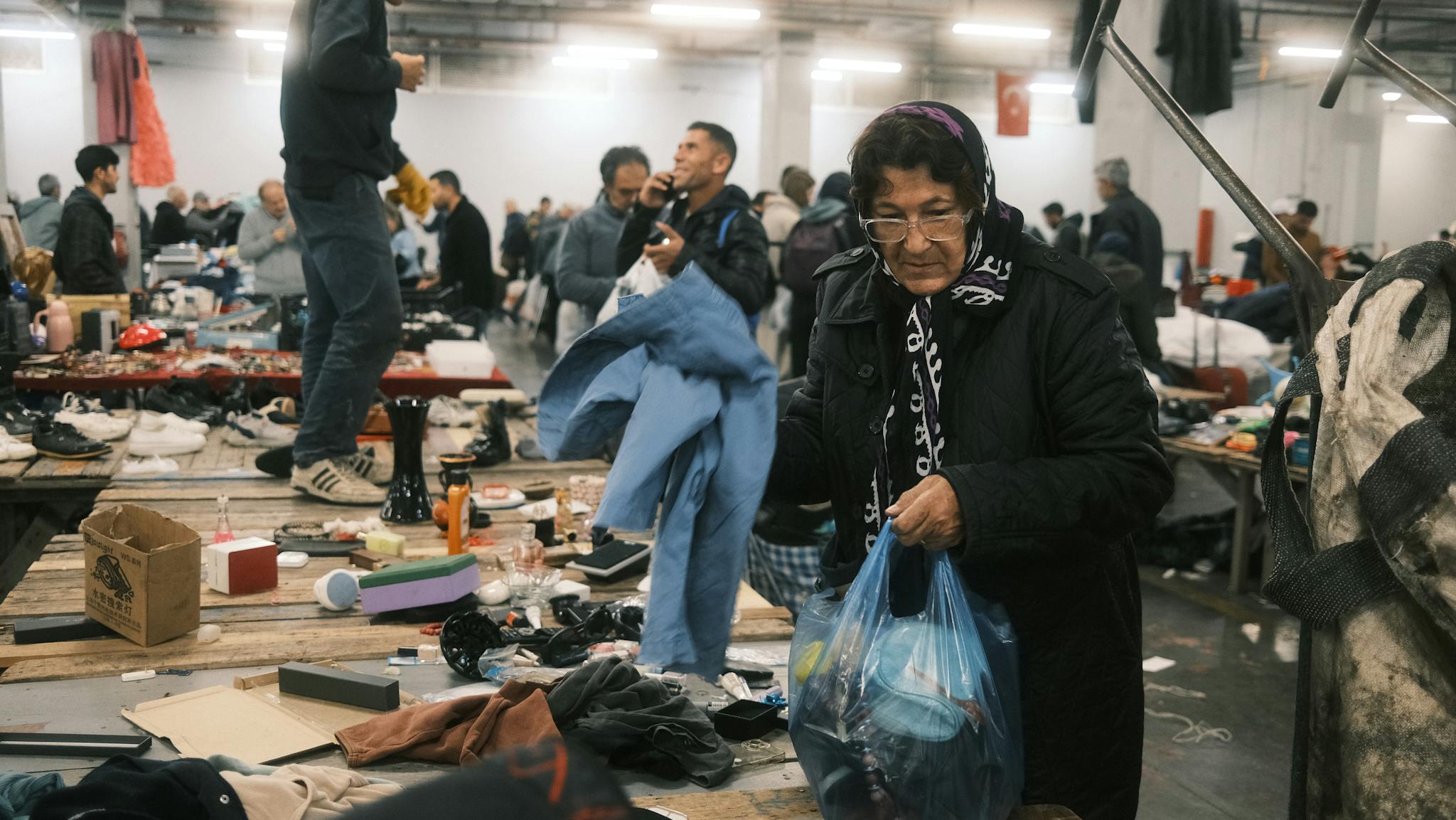 Woman shopping at a vibrant flea market in İstanbul, Türkiye.